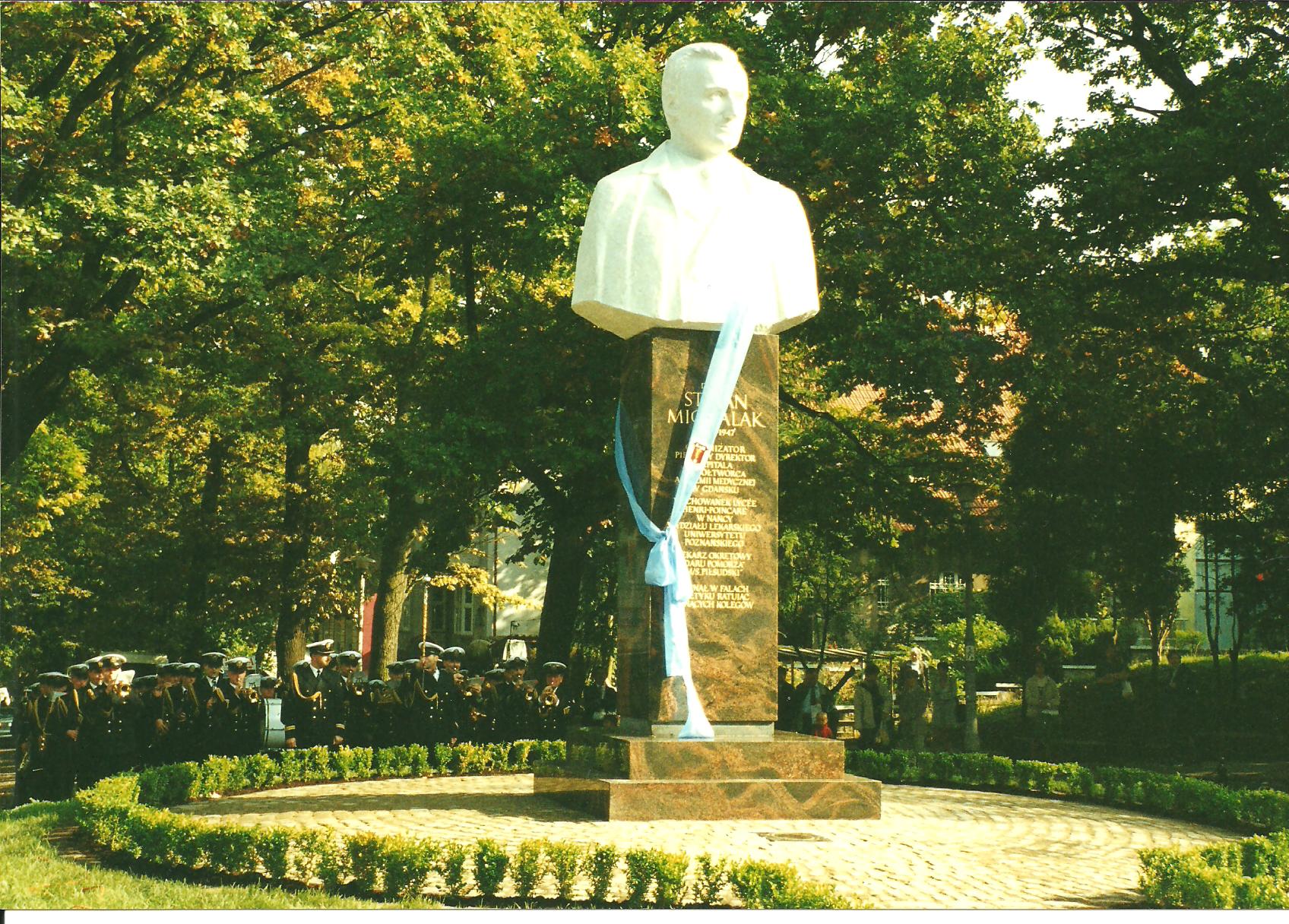 2001 Odsłonięcie pomnika Doktora